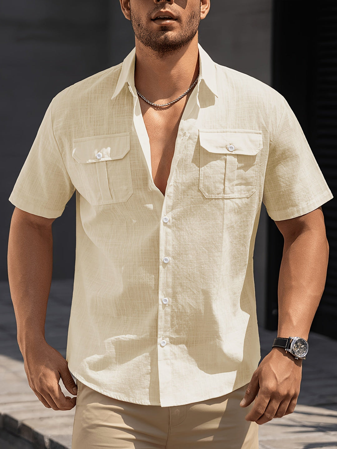Blaues Herren Kurzarmhemd mit stilvollem Reverskragen und zwei Brusttaschen, perfekt für den Sommerurlaub.