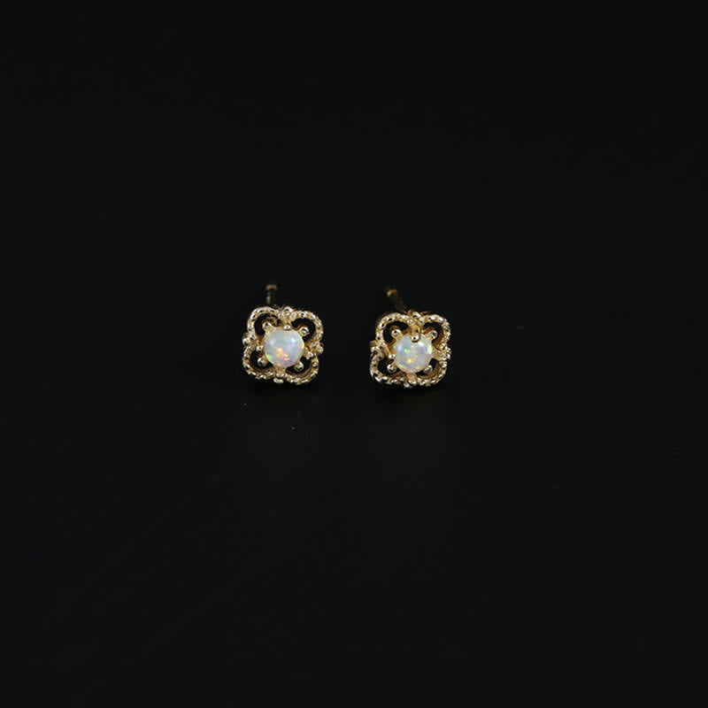 Silberne Vintage Opal Ohrringe: Zierliche quadratische Ohrstecker, edles Accessoire für Frauen.