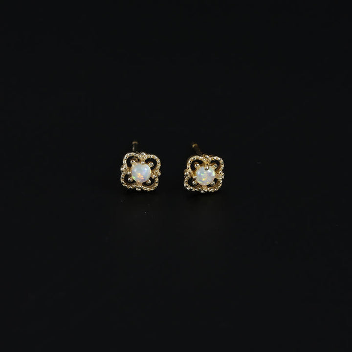 Silberne Vintage Opal Ohrringe: Zierliche quadratische Ohrstecker, edles Accessoire für Frauen.