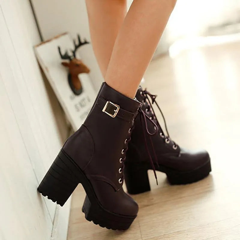 Trendige Damen Schnürstiefel, schwarz, mit Profilsohle. Statement-Boots für Festivals & Cosplay.