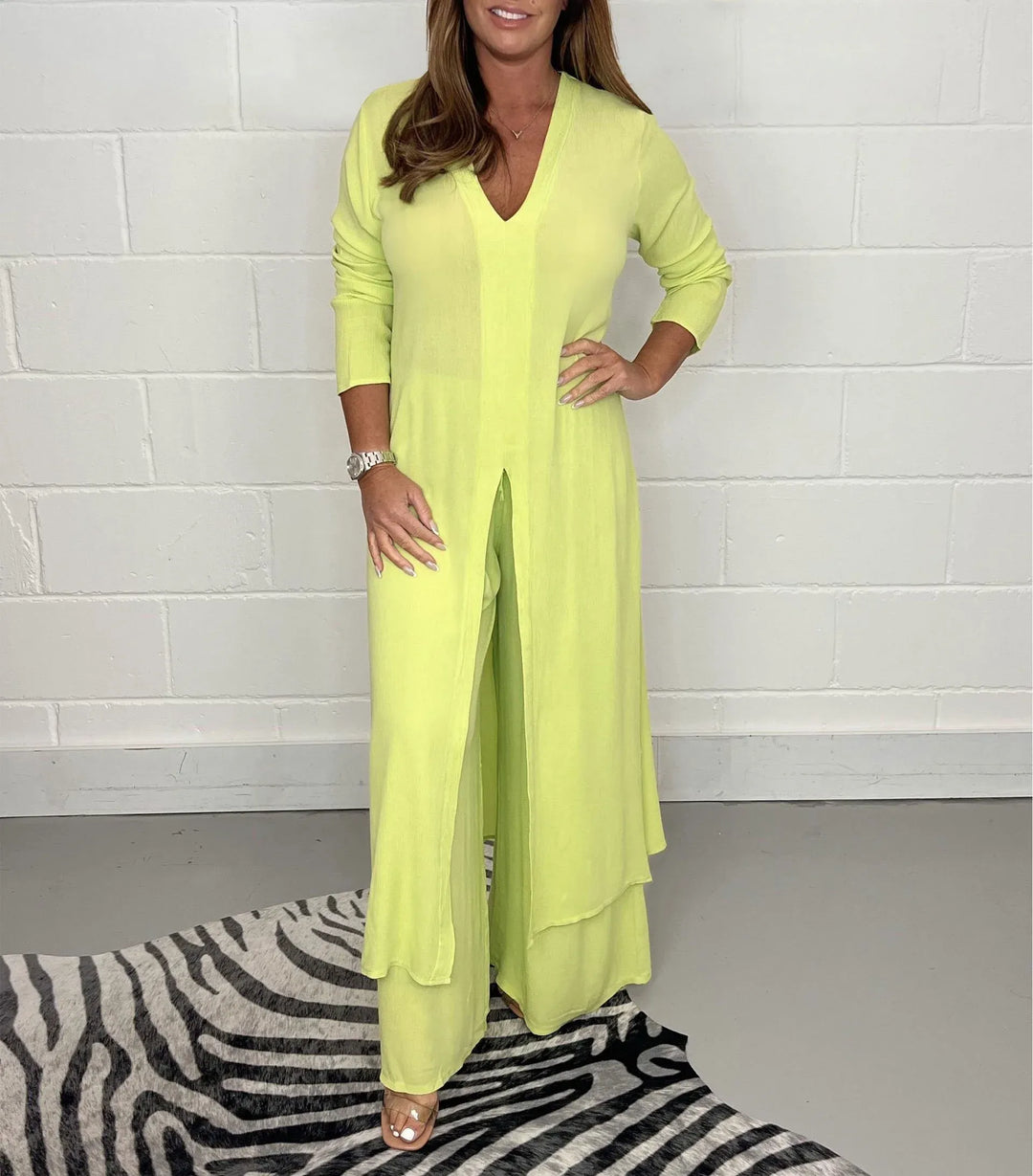 Komplettes Damen Herbst-Outfit: Stilvolle Bluse mit Knopfleiste & passende Hose für einen mühelosen Chic.