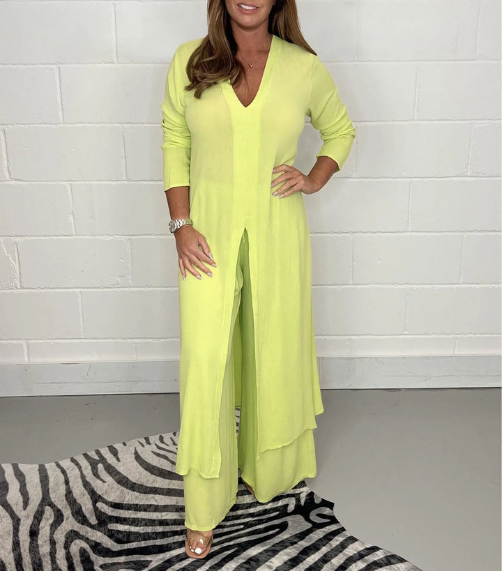 Komplettes Damen Herbst-Outfit: Stilvolle Bluse mit Knopfleiste & passende Hose für einen mühelosen Chic.