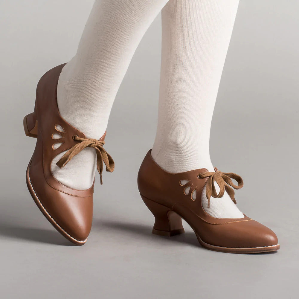 Weiße elegante Damen Pumps mit Fußgewölbestütze und rutschfester Laufsohle. Ideale Komfortschuhe.