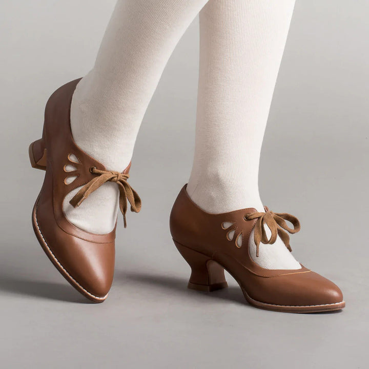 Weiße elegante Damen Pumps mit Fußgewölbestütze und rutschfester Laufsohle. Ideale Komfortschuhe.