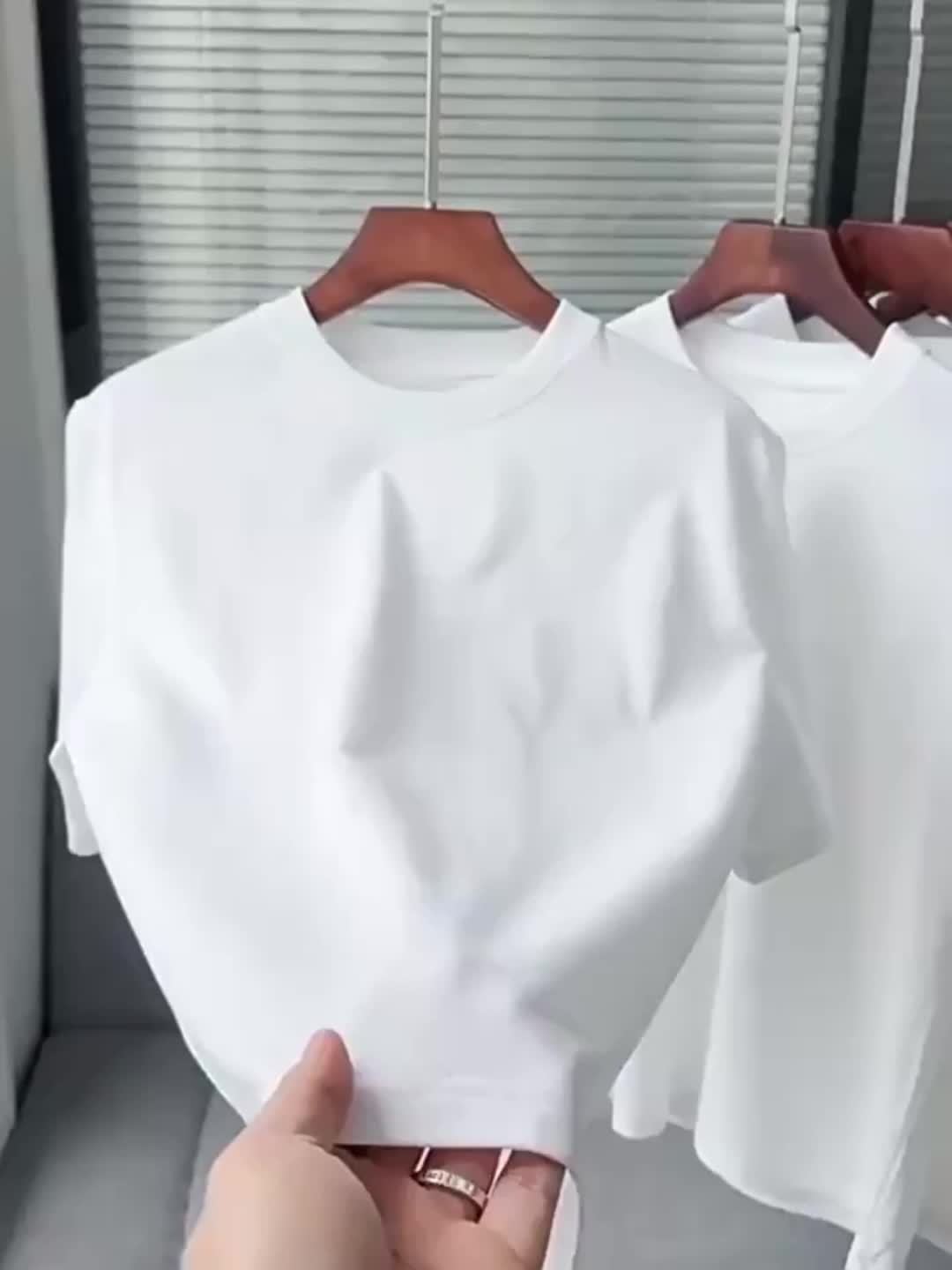 Essentielles Herren Basic T-Shirt, kurzärmelig und unifarben, perfekt für Männermode und Streetwear.