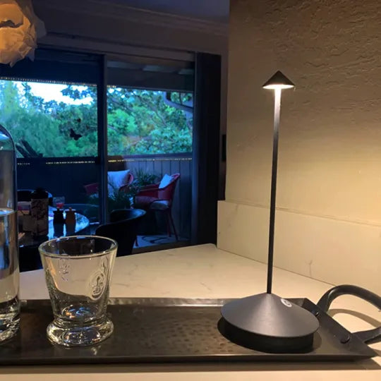 Wasserdichte kabellose LED-Lampe, ideal für den Außenbereich, schafft angenehme Lichtakzente.