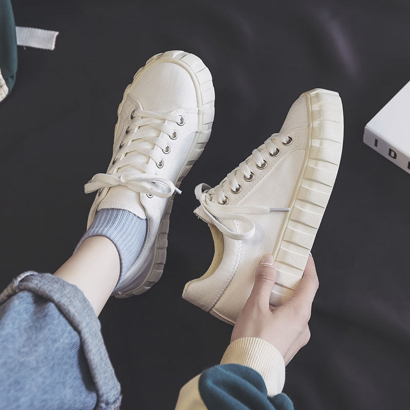 Klassischer schwarzer Damen Low-Top Schnür-Sneaker. Bequemer Freizeitschuh für Damenschuhe im Alltag und Frühling.