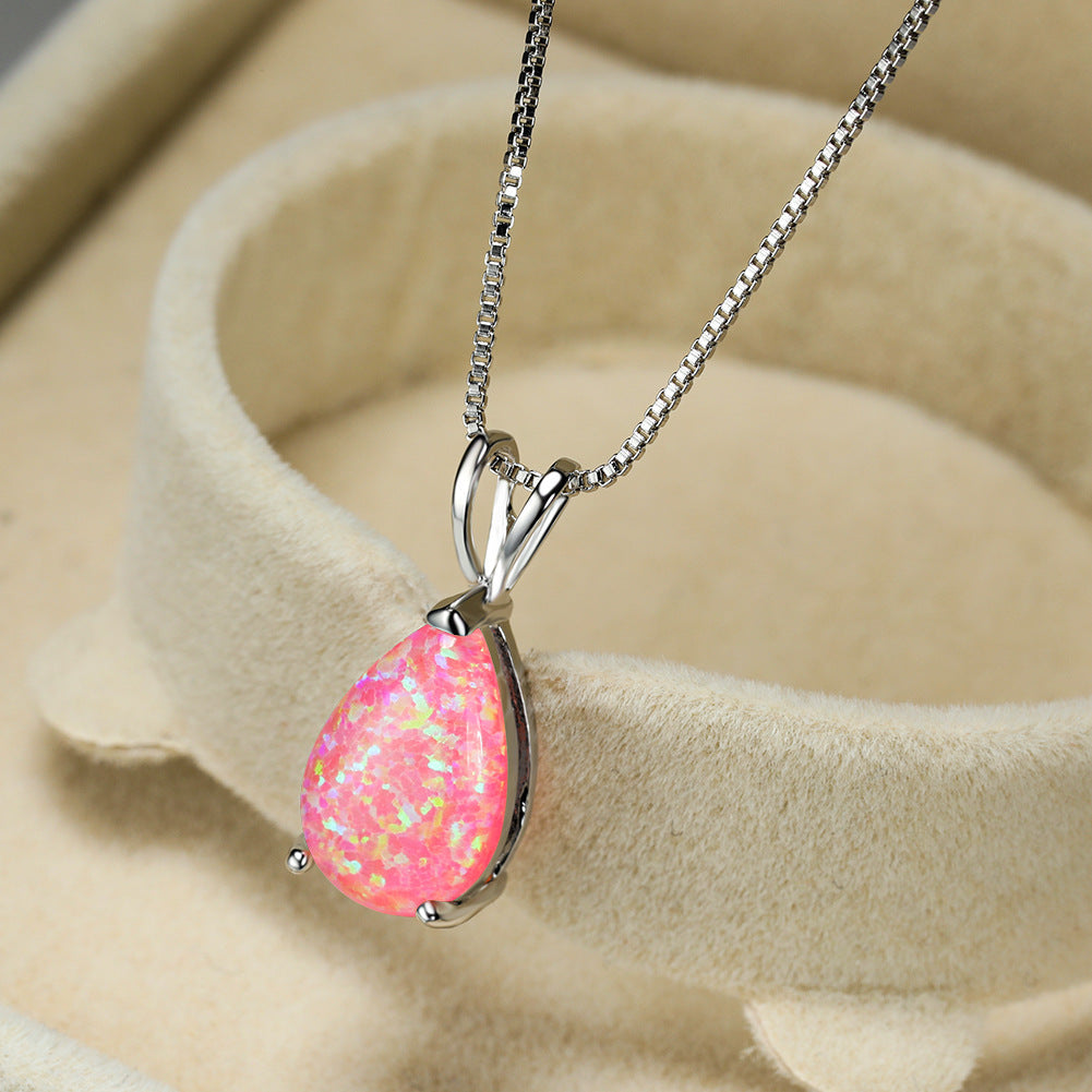 Minimalistischer Opal-Tropfen-Anhänger an Silberkette für Damen, subtil und elegant.