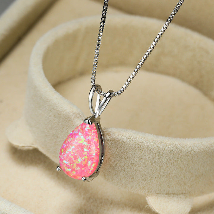 Minimalistischer Opal-Tropfen-Anhänger an Silberkette für Damen, subtil und elegant.