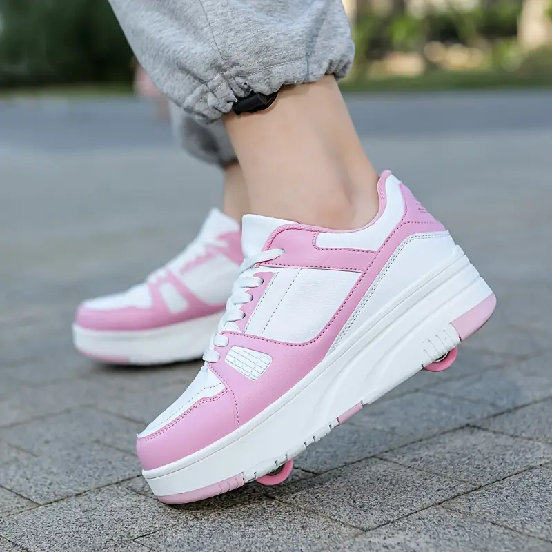 Kind lacht beim Rollschuhlaufen im Park, dank bequemer unisex Kinder Rollschuhe mit sicheren Rädern.