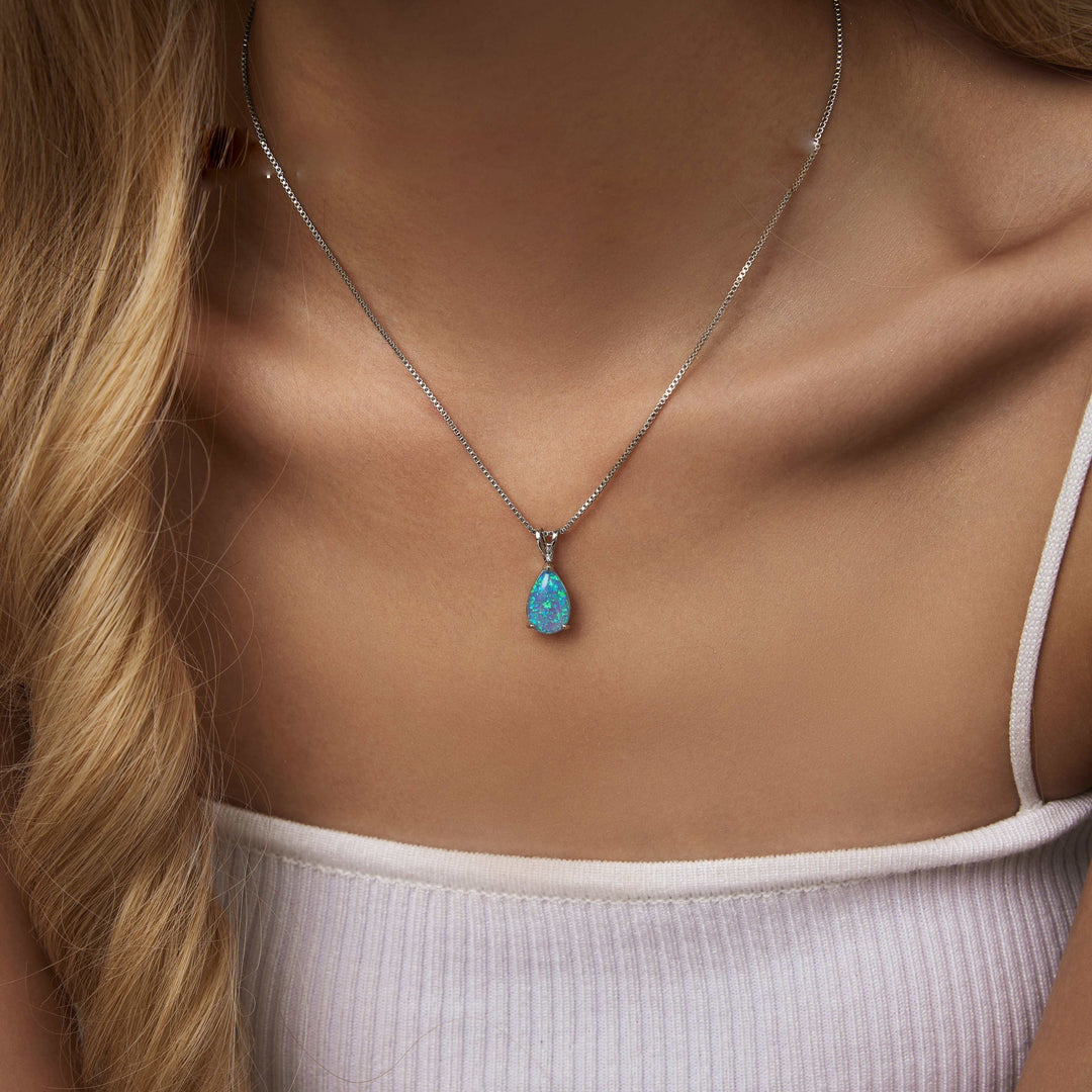 Zarte Damen-Halskette mit leuchtendem Opal-Tropfenanhänger, minimalistischer Alltagsschmuck.