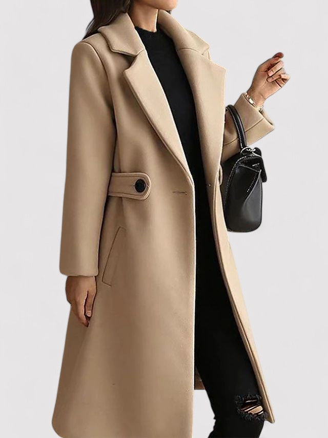 Modischer Damen Wintermantel mit Taillengürtel, perfekt für eine elegante Silhouette in der Herbstmode.