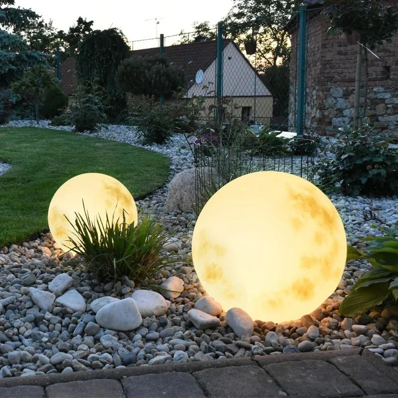 Vielseitige LunaGlow Mondlicht Gartenlampe als LED-Außenleuchte für Terrasse, Balkon und Gartenbeleuchtung.