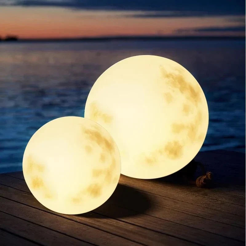 Magische Mondlicht Gartenlampe LunaGlow, wetterfeste LED-Außenleuchte für stimmungsvolle Gartenbeleuchtung.
