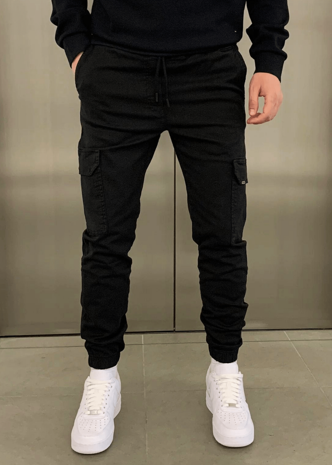 Herren Cargo-Jogginghose, vorne: Lockere Hose für Komfort & Streetwear-Stil. Praktische Taschen machen sie zur idealen Freizeithose.