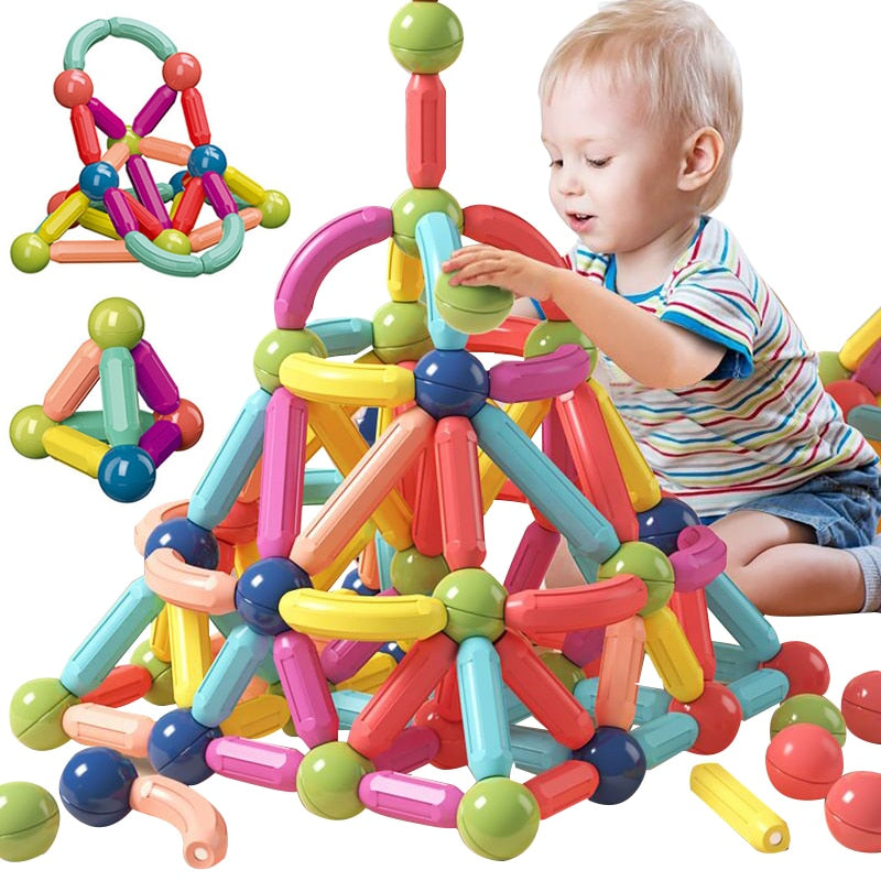 Kind spielt konzentriert mit MagnaMaster Magnetbausteinen, baut kreative Formen und fördert die Geschicklichkeit.