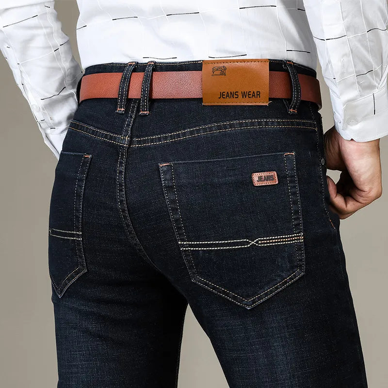 Herren Stretchjeans mit geradem Schnitt, bequem für Alltag und Freizeit.