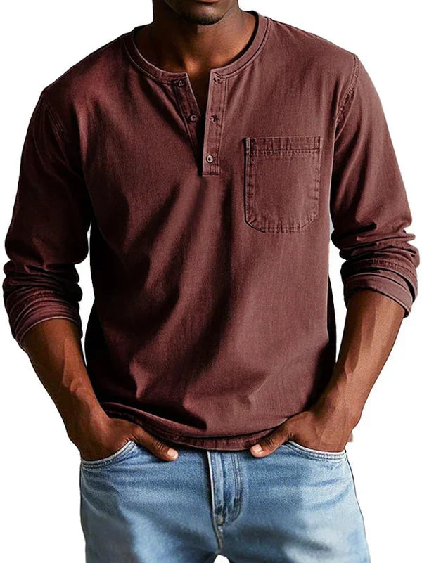 Trendiges Herren Langarm-Henleyshirt, perfekt für stilvolle Freizeitoutfits.