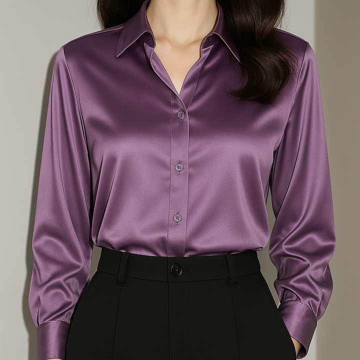 Stilvolle, glänzende Langarmbluse für Damen. Mit klassischer Knopfleiste und Manschetten für elegante Outfits.