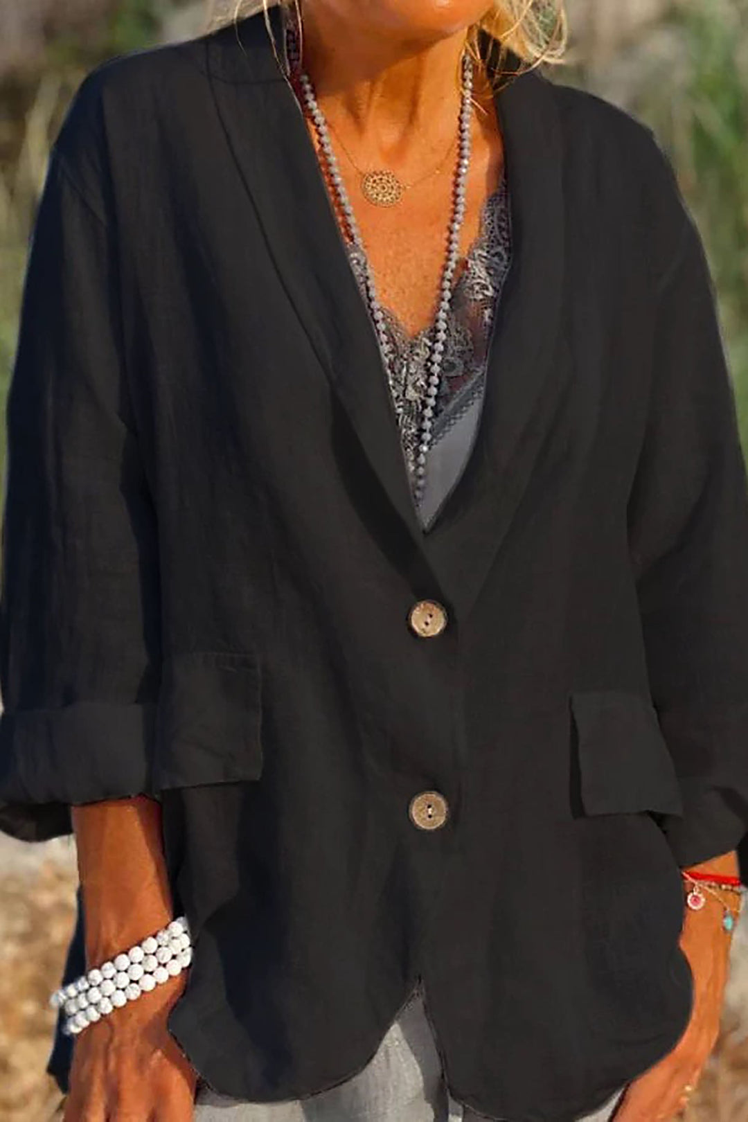 Stilvoller Damen Leinenblazer mit V-Ausschnitt und Knopfleiste, ideal als Sommer- oder Frühlingsjacke.
