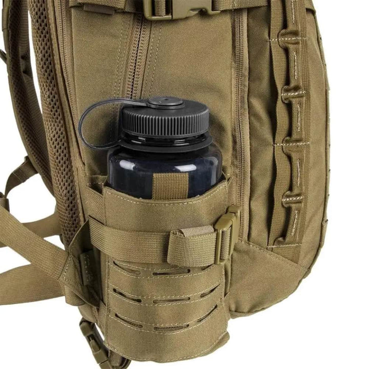 Grüner Herren Outdoor Rucksack, taktisch und robust, mit erweiterbarem Molle System für jede Herausforderung.