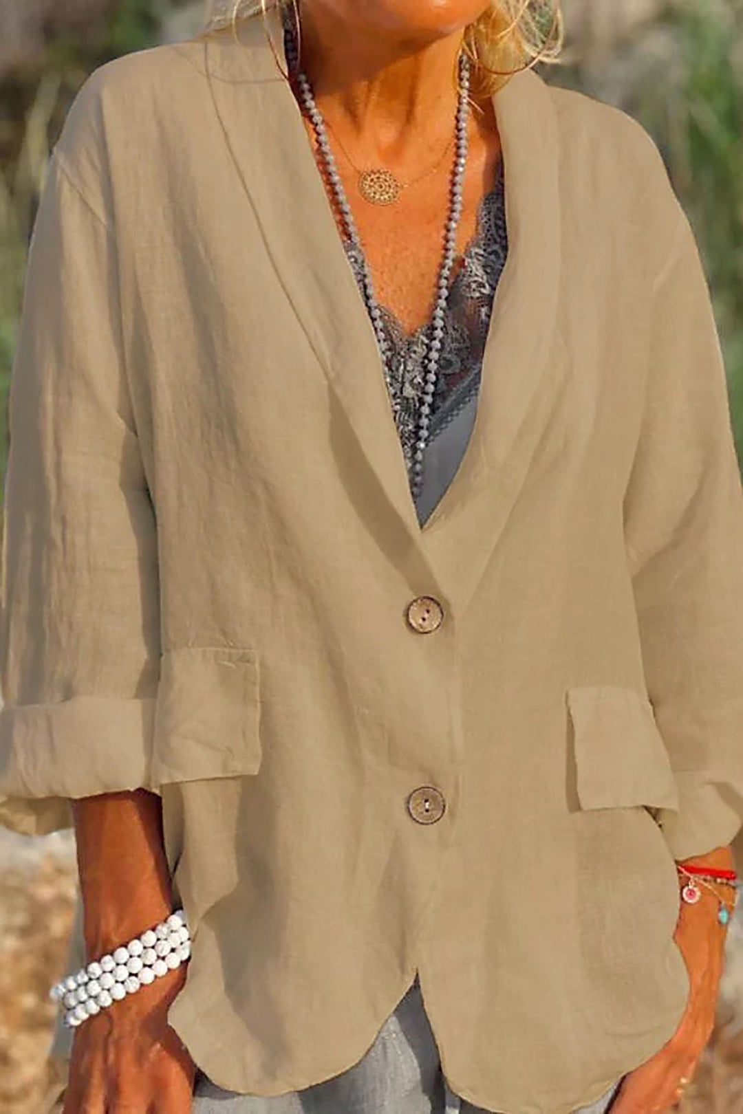 Eleganter, lockerer Damen Blazer aus Leinen mit Knöpfen; vielseitige Damenjacke für stilvolle Frühlings-Looks.