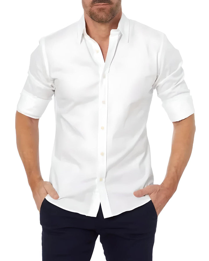 Mann trägt elegantes knitterfreies Langarmhemd mit Reißverschluss. Moderne Herrenmode für Frühling.
