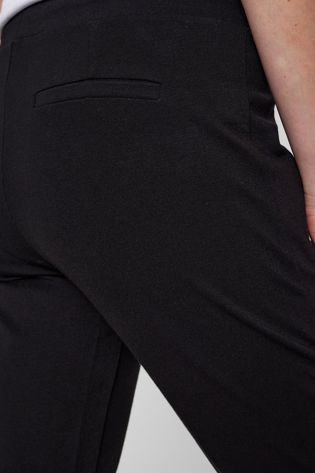 Bequeme Damenhose mit elastischem Bund, geradem Bein & Seitentaschen, ideal für Freizeitaktivitäten.