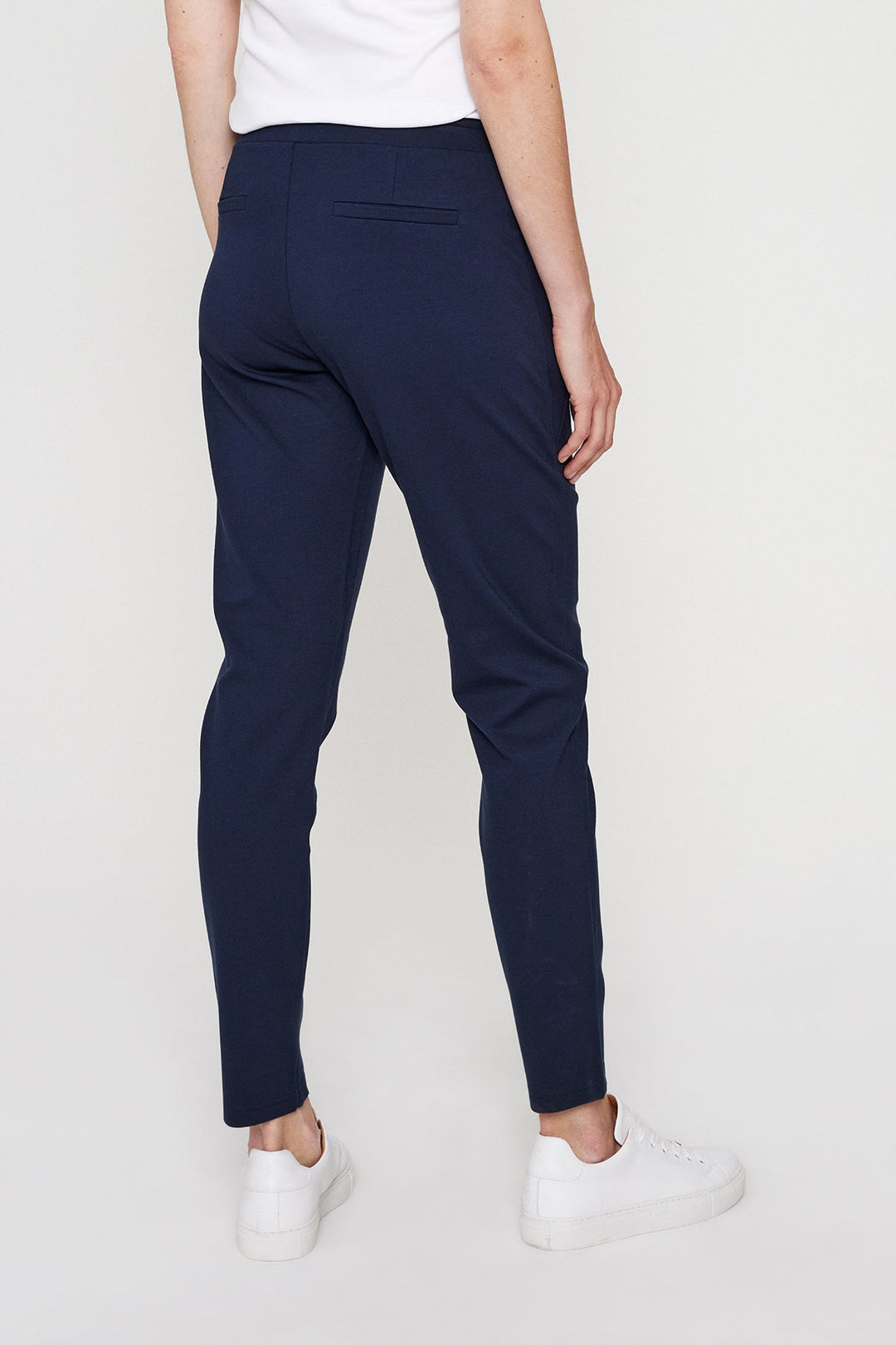 Komfort-Damenhose mit geradem Bein und elastischem Bund. Ideal als Alltagshose für entspannte Tage.