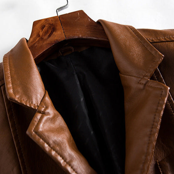 Details der Vintage Herren Jacke: Robuste Knöpfe und klassischer Kragen unterstreichen den zeitlosen Stil.