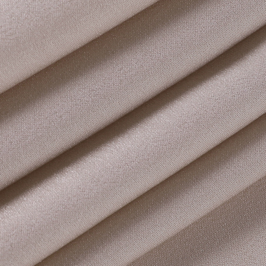 Elegantes Elara Spaghetti-Trägerkleid, rückenfrei und als Midikleid für Damen entworfen.