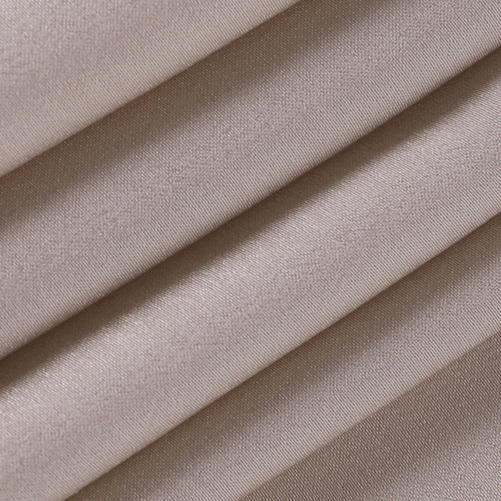 Elegantes Elara Spaghetti-Trägerkleid, rückenfrei und als Midikleid für Damen entworfen.
