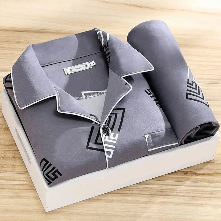 Stilvolles Herren Pyjama Set, ganzjährig tragbar. Moderner Schlafanzug und komfortable Loungewear für Männer.