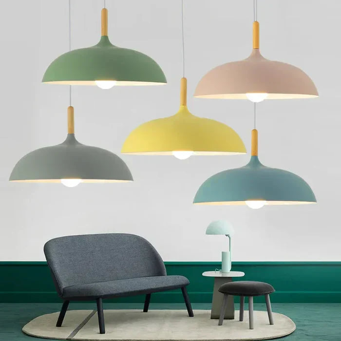 Helle, effiziente LED Deckenlampe in skandinavischem Stil, schafft eine angenehme Atmosphäre im modernen Zuhause.