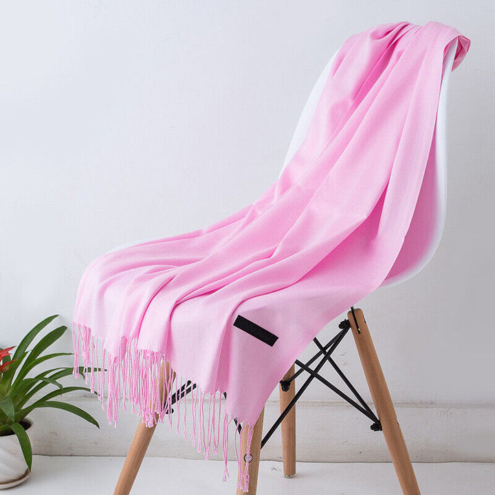 Großer, kuscheliger Unisex Schal aus weichem Material, ein warmer Begleiter für den Winter.