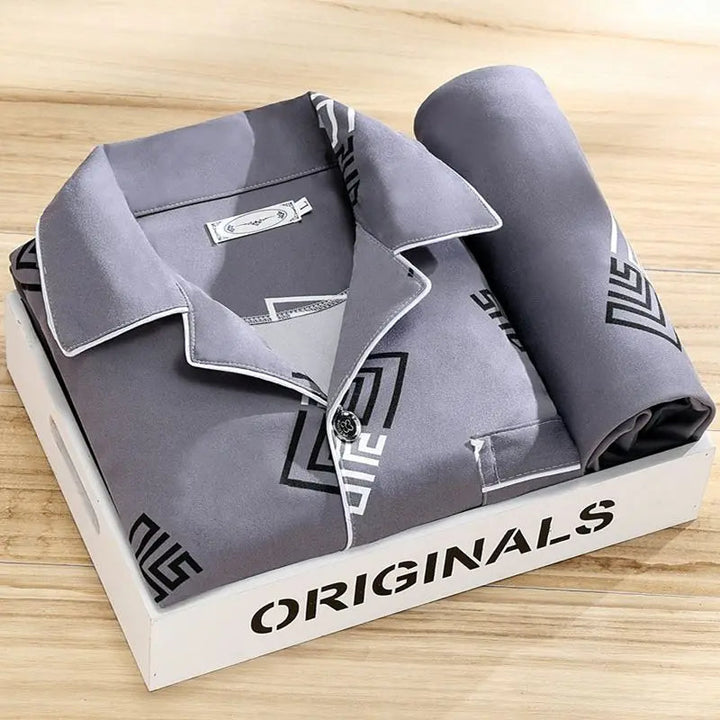 Attraktives Herren Pyjama-Set mit klassischem Streifenmuster, perfekte Kombination aus Stil & Gemütlichkeit.