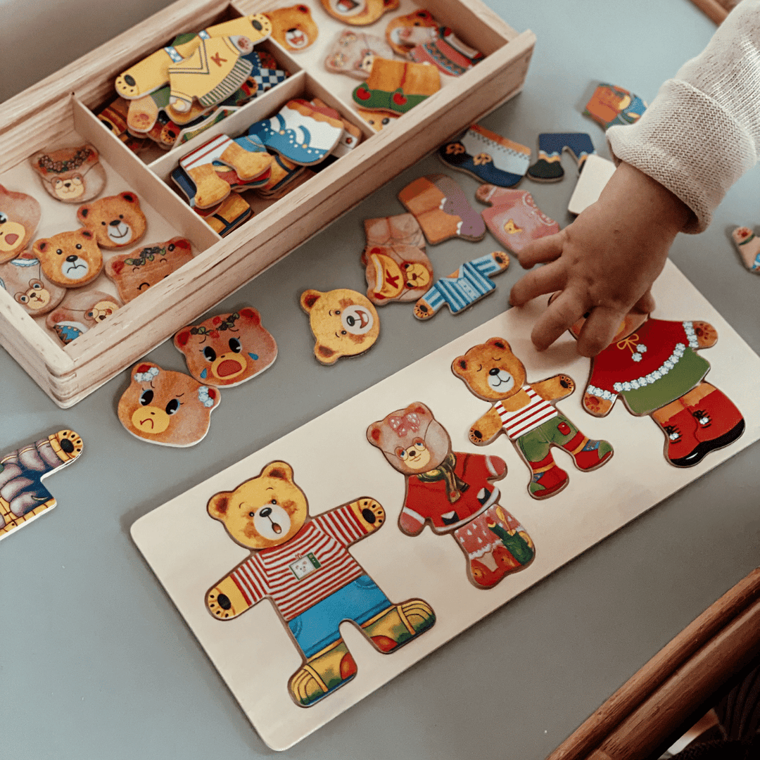 Kinder Anzieh-Holzpuzzle mit verschiedenen Outfits, fördert Kreativität und Feinmotorik beim Kleinkind-Rollenspiel.