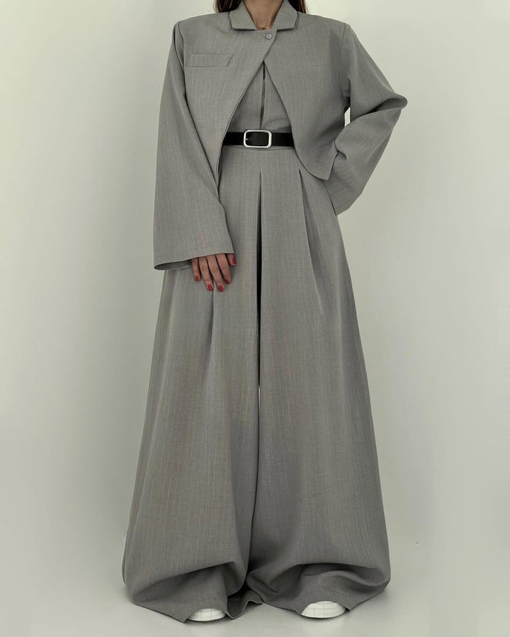 Moderner Hosenanzug für Damen: Kurze Jacke, trägerloses Oberteil & weite Hose. Ein vielseitiges Reiseoutfit.