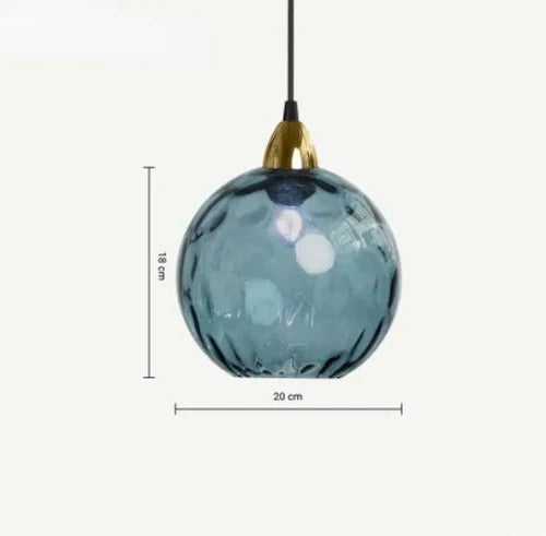 Atmosphärische Glaskugel-Pendelleuchte, moderne Designlampe für stilvolle Beleuchtung. Perfekt für den Wohnbereich.