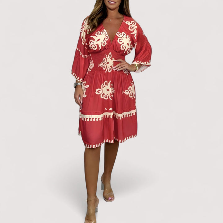 Luftiges Damen Freizeitkleid im Boho-Stil, bestickt, fließend und bequem für warme Tage.