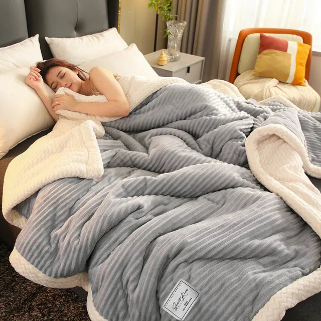 Luxuriöse Kuscheldecke, weich & warm, perfekt für entspannte Stunden auf dem Sofa.