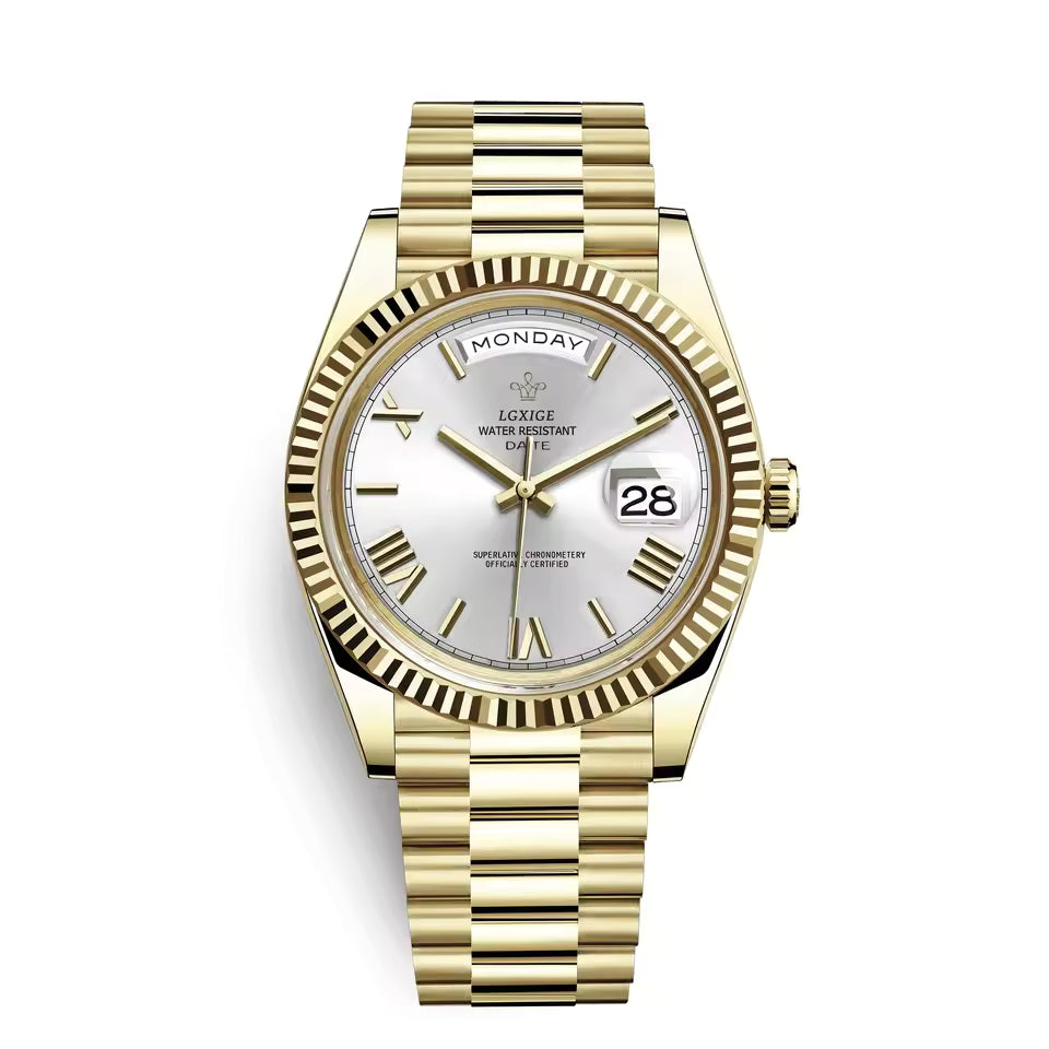 Detailaufnahme des Zifferblatts der Herren Armbanduhr mit eleganten Zeigern und feinen Indizes.