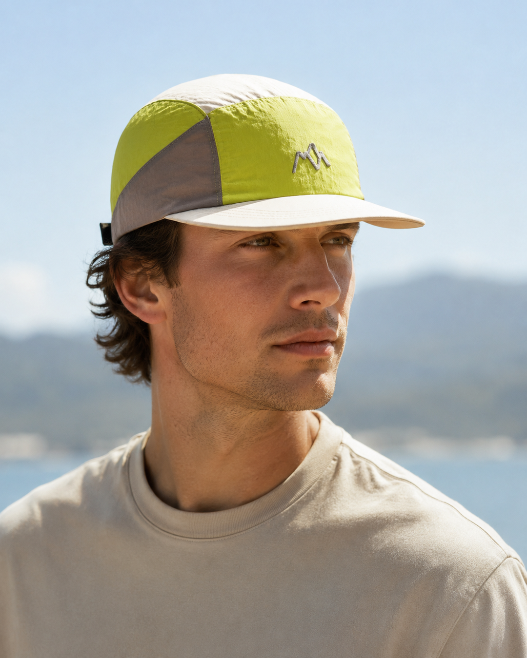 Mehrere leichte 5-Panel Camping Hüte in verschiedenen Farben. Atmungsaktive Unisex Wanderhüte für Outdoor & Sport.