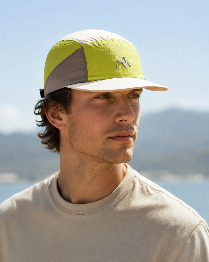 Mehrere leichte 5-Panel Camping Hüte in verschiedenen Farben. Atmungsaktive Unisex Wanderhüte für Outdoor & Sport.