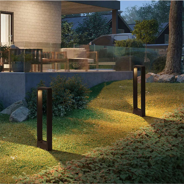 GardenGlow LED-Wegleuchte, erhellt Ihren Garten stilvoll und schafft ein einladendes Outdoor-Ambiente am Abend.