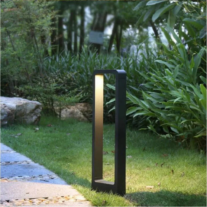 Schlanke, moderne GardenGlow Gartenleuchte zur Outdoor-Beleuchtung, integriert sich harmonisch ins Gartendesign.