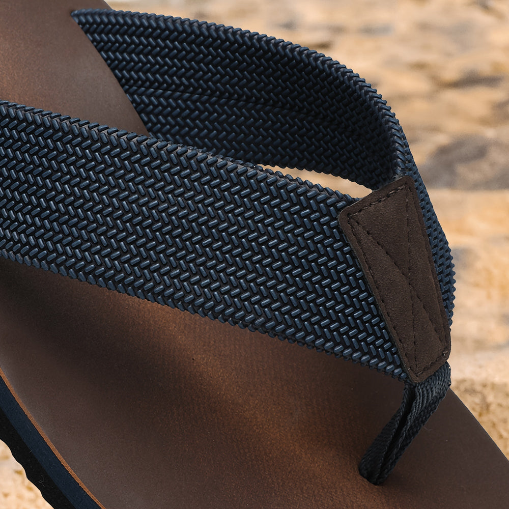 Moderne Herren Zehentrenner Sandalen. Perfekte Freizeitschuhe für den Urlaub und heiße Sommertage.