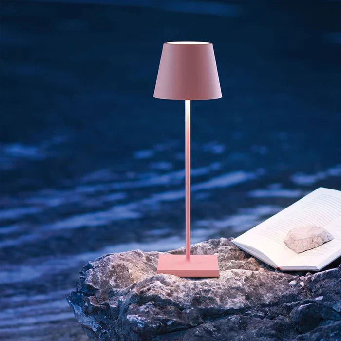 Kabellose dimmbare Akku-Tischlampe, modern und dekorativ, schafft angenehmes Licht im Raum.