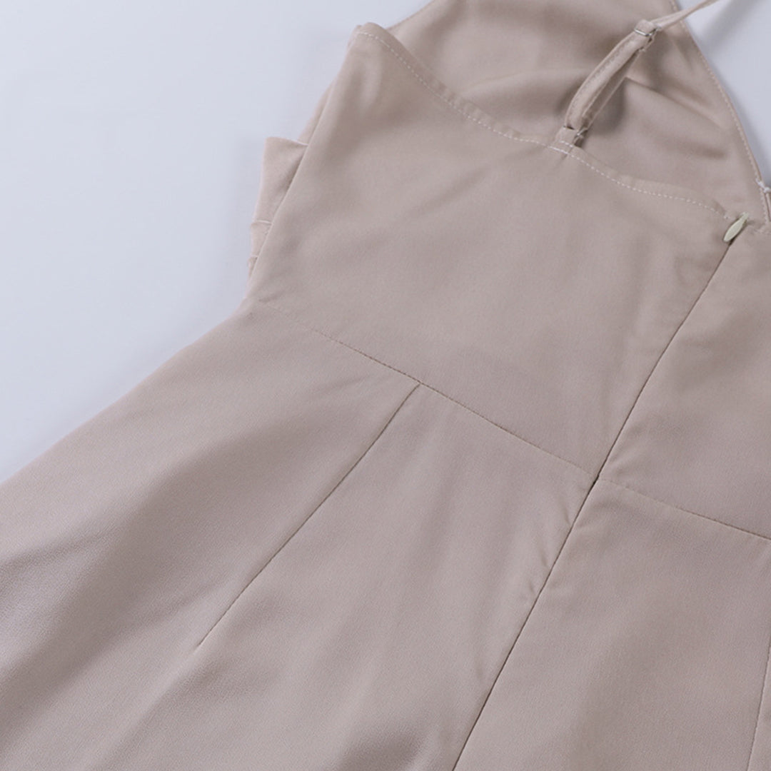 Damen-Midikleid Elara, rückenfrei und mit schmalen Spaghettiträgern, für eine elegante Silhouette.