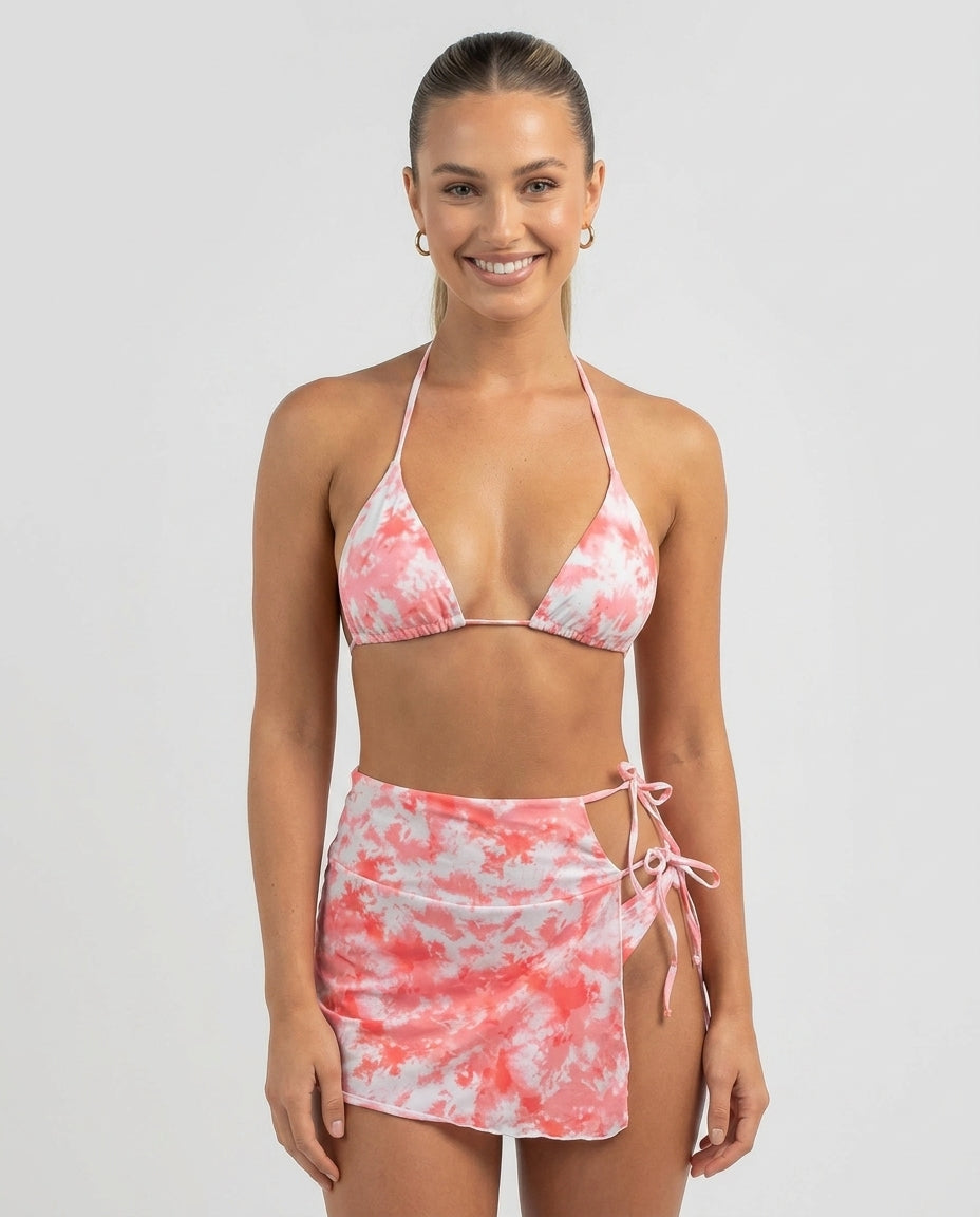Dreiteiliger Damen Bikini Set mit farbenfrohem Blumenmuster. Triangel-Top, High-Waist-Hose & Strandrock für stilvolle Bademode.